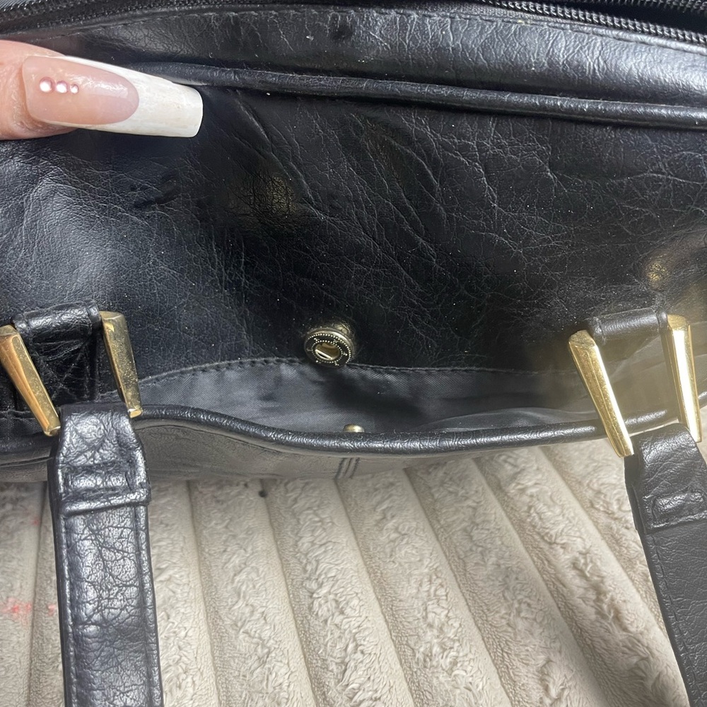 Sophisticated Black Leather Shoulder Bag - Picture 9 of 10